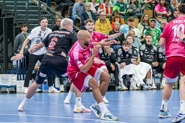 OPEL Handball Bundesliga; HSG Wetzlar - HC Erlangen, 15.10.26 Niklas Theiß (HSG Wetzlar, 9), Cyrill Akakpo (HSG Wetzlar, 20), Marek Nissen (HC Erlangen, 6), Josip Simic (HSG Wetzlar, 10) OPEL Handball Bundesliga; HSG Wetzlar - HC Erlangen: Wetzlar, 15.10.26 Copyright: xBEAUTIFULxSPORTS Roeczeyx