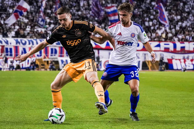 Fussball: Kroatien: UEFA Conference League 2026 2027 - 1. Runde, 15.10.2026 - HNK Hajduk Split vs. AFC Ajax Amsterdam - Stadion Poljud (Split, Kroatien); Viktor Tsygankov (AFC Ajax), Simun Hrgovic (Hajduk Split) Copyright: xLUKAxKOLANOVICx