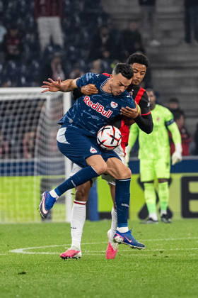 SOCCER - UEFA EL, RBS vs Milan SALZBURG,AUSTRIA,15.OCT.26 - SOCCER - UEFA Europa League, Red Bull Salzburg vs AC Milan. Image shows Haris Tabakovic (RBS) and Koni De Winter (Milan).  GEPAxpictures xJulioxArellano