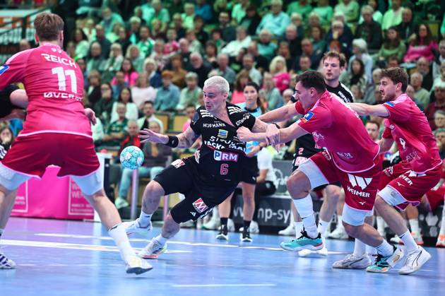 Marek Nissen (HC Erlangen, 06) im Zweikampf mit Josip Simic (HSG Wetzlar) GER, HSG Wetzlar vs HC Erlangen, Handball, Opel Handball-Bundesliga, 9. Spieltag, Spielzeit 2026 2027, 15.10.2026 GER, HSG Wetzlar vs HC Erlangen, Handball, Opel Handball-Bundesliga, 9. Spieltag, Spielzeit 2026 2027, 15.10.2026 Wetzlar Copyright: xEibner-Pressefoto RenexWeissx EP_RWS