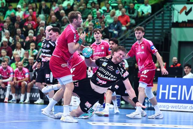 Maciej Gebala (HC Erlangen, 77) im Zweikampf mit Petter Oeverby (HSG Wetzlar, links) GER, HSG Wetzlar vs HC Erlangen, Handball, Opel Handball-Bundesliga, 9. Spieltag, Spielzeit 2026 2027, 15.10.2026 GER, HSG Wetzlar vs HC Erlangen, Handball, Opel Handball-Bundesliga, 9. Spieltag, Spielzeit 2026 2027, 15.10.2026 Wetzlar Copyright: xEibner-Pressefoto RenexWeissx EP_RWS