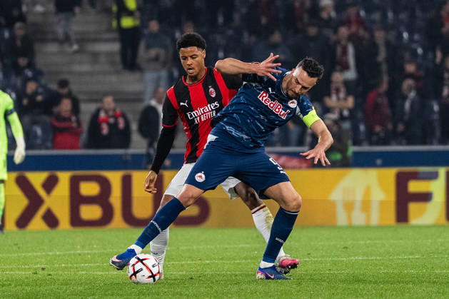 SOCCER - UEFA EL, RBS vs Milan SALZBURG,AUSTRIA,15.OCT.26 - SOCCER - UEFA Europa League, Red Bull Salzburg vs AC Milan. Image shows Haris Tabakovic (RBS) and Koni De Winter (Milan).  GEPAxpictures xJulioxArellano