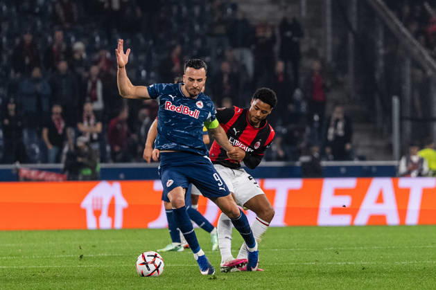 SOCCER - UEFA EL, RBS vs Milan SALZBURG,AUSTRIA,15.OCT.26 - SOCCER - UEFA Europa League, Red Bull Salzburg vs AC Milan. Image shows Haris Tabakovic (RBS) and Koni De Winter (Milan).  GEPAxpictures xJulioxArellano