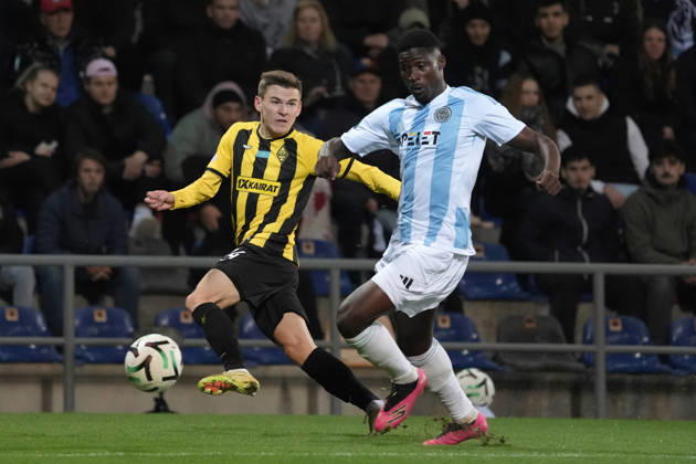 compete for the ball during a UEFA Conference League soccer match between Latvia™s Riga FC and Kazakhstan™s Kairat Almaty at Skonto Stadium in Riga, Latvia, Thursday, Oct. 15, 2026. Riga Latvia Copyright: xRomanxKoksarovx RKV01933.JPG