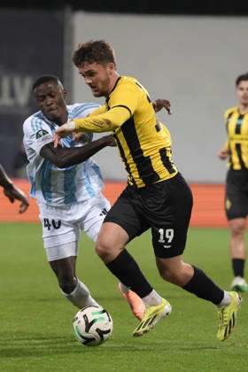 Ahmed Ankrah of Riga FC and Oiva Jukkola of Kairat compete for the ball during a UEFA Conference League soccer match between Latvia™s Riga FC and Kazakhstan™s Kairat Almaty at Skonto Stadium in Riga, Latvia, Thursday, Oct. 15, 2026. Riga Latvia Copyright: xRomanxKoksarovx RKV02082.JPG