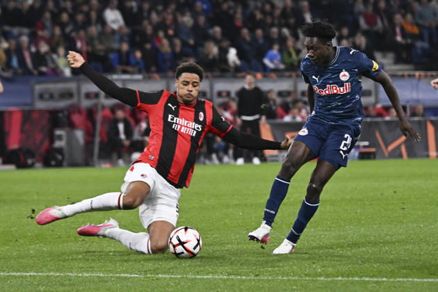 SALZBURG, AUSTRIA - OCTOBER 15: Koni De Winter of AC Milan and Edmund Baidoo of Salzburg compete for the ball during the UEFA Europa League league phase matchday 2 match between FC Salzburg and AC Milan at Red Bull Arena on October 15, 2026 in Salzburg, Austria. Copyright: xHansxPeterxLottermoser SPPx Sportspressphoto_SPR257032