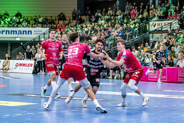 OPEL Handball Bundesliga; HSG Wetzlar - HC Erlangen, 15.10.26 Eloy Morante Maldonado (HC Erlangen, 22), Marti Soler (HSG Wetzlar, 23), Paul Kompenhans (HSG Wetzlar, 34), Josip Simic (HSG Wetzlar, 10), Maciej Gebala (HC Erlangen, 77) OPEL Handball Bundesliga; HSG Wetzlar - HC Erlangen: Wetzlar, 15.10.26 Copyright: xBEAUTIFULxSPORTS Roeczeyx