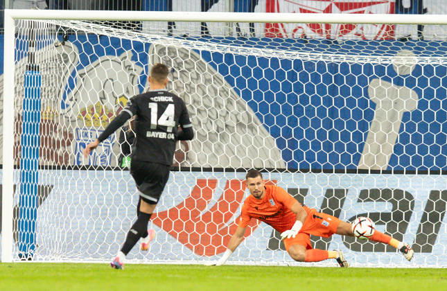 Europa League: Lech Poznan vs Bayer 04 Leverkusen Patrik Schick, Mateusz Lis, penalty kick during Europa League: Lech Poznan vs Bayer 04 Leverkusen match in Poznan, Poland, on October 15, 2026 Poznan Poland  Copyright: xFotoxOlimpikx originalFilename:jastrzebowski-europale261015_np8xX.jpg