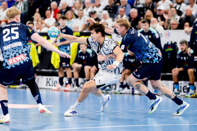 Kiel, 15. Oktober 2026 - Handball, 1. Bundesliga 2026 27, THW Kiel - Rhein-Neckar Löwen: Julian Köster (THW Kiel, 7), Edwin Aspenbäck (Rhein-Neckar Löwen, 78)