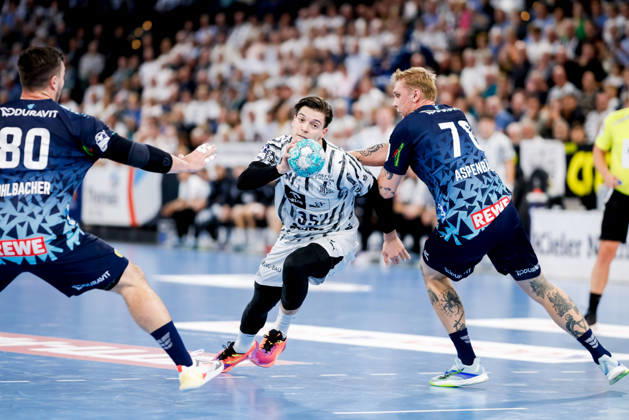 Kiel, 15. Oktober 2026 - Handball, 1. Bundesliga 2026 27, THW Kiel - Rhein-Neckar Löwen: Jannik Kohlbacher (Rhein-Neckar Löwen, 80), Domen Makuc (THW Kiel, 35)m, Edwin Aspenbäck (Rhein-Neckar Löwen, 78)
