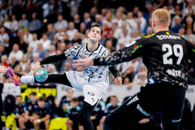 Kiel, 15. Oktober 2026 - Handball, 1. Bundesliga 2026 27, THW Kiel - Rhein-Neckar Löwen: Domen Makuc (THW Kiel, 35), David Späth (Rhein-Neckar Löwen, 29)
