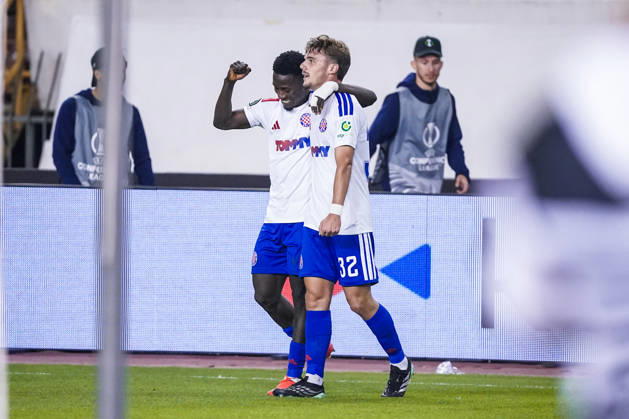 Fussball: Kroatien: UEFA Conference League 2026 2027 - 1. Runde, 15.10.2026 - HNK Hajduk Split vs. AFC Ajax Amsterdam - Stadion Poljud (Split, Kroatien); Abdoulie Bamba Sanyang (Hajduk Split) und Torschütze Simun Hrgovic (Hajduk Split) bejubeln das Tor zum 2-1 Copyright: xLUKAxKOLANOVICx