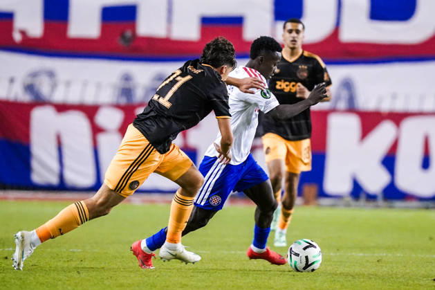 Fussball: Kroatien: UEFA Conference League 2026 2027 - 1. Runde, 15.10.2026 - HNK Hajduk Split vs. AFC Ajax Amsterdam - Stadion Poljud (Split, Kroatien); Jofre Torrents (AFC Ajax), Abdoulie Bamba Sanyang (Hajduk Split) Copyright: xLUKAxKOLANOVICx