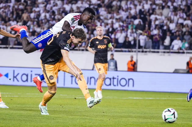 Fussball: Kroatien: UEFA Conference League 2026 2027 - 1. Runde, 15.10.2026 - HNK Hajduk Split vs. AFC Ajax Amsterdam - Stadion Poljud (Split, Kroatien); Abdoulie Bamba Sanyang (Hajduk Split), Youri Baas (AFC Ajax) Copyright: xLUKAxKOLANOVICx