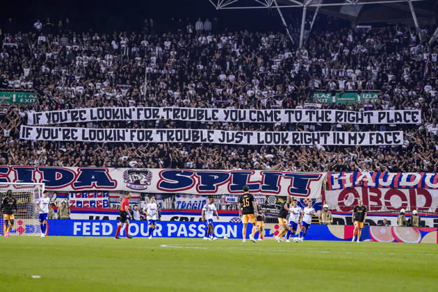 Fussball: Kroatien: UEFA Conference League 2026 2027 - 1. Runde, 15.10.2026 - HNK Hajduk Split vs. AFC Ajax Amsterdam - Stadion Poljud (Split, Kroatien); Torcida Split Fans mit einem Banner Copyright: xLUKAxKOLANOVICx