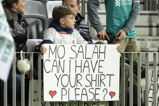 LKS 20261015 A fan holds a sign with a message to Trabzonspor star Mo Salah during the football UEFA Conference League League Phase match between KuPS Kuopio and Trabzonspor in Tampere, Finland, on October 15, 2026. - MIKA KYLMÄNIEMI Tampere Finland UL7sQK70ARE  Copyright: xMikaxKylmäniemix UL7sQK70ARE