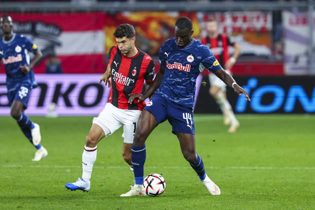 SOCCER - UEFA EL, RBS vs Milan SALZBURG,AUSTRIA,15.OCT.26 - SOCCER - UEFA Europa League, Red Bull Salzburg vs AC Milan. Image shows Kevin Boma (RBS) and Christian Pulisic (Milan). GEPAxpictures xDavidxGeieregger