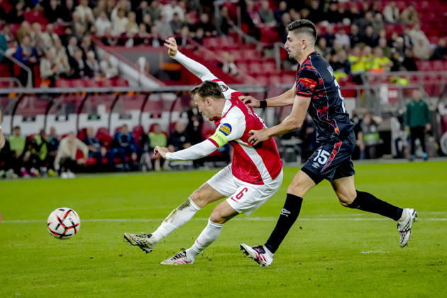 ALKMAAR - AZ Alkmaar midfielder Peer Koopmeiners scores the opening goal to make it 1-0 during the UEFA Europa League match between AZ and Hapoel Beer-Sheva at AFAS stadion on 15 October 2026 in Alkmaar, Nederland. ED VAN DE POL EYE4IMAGES DeFodi Images -