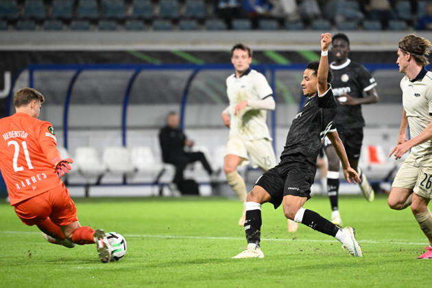 261015 AA Gent vs Aarhus Mads Hedenstad of Aarhus battles for the ball with Momodou Sonko of KAA Gent during Matchday 2 in the 2026-2027 Uefa Conference League season - league phase between AA Gent and AGF Aarhus on October 15 , 2026 in Gent, Belgium. (Photo by Maarten Straetemans Isosport) Gent Belgium  Copyright: xMaartenxStraetemansx GENT-AARHUS_20261015_139