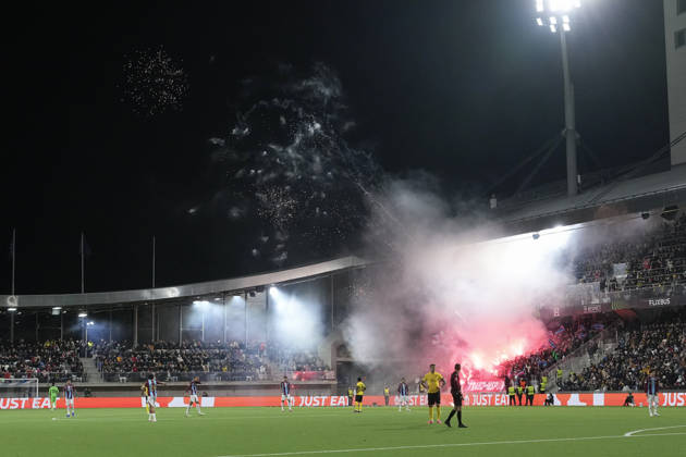 LKS 20261015 Fans light flares in the stands during the football UEFA Conference League League Phase match between KuPS Kuopio and Trabzonspor in Tampere, Finland, on October 15, 2026. - MIKA KYLMÄNIEMI Tampere Finland Za0d9ig1mJs  Copyright: xMikaxKylmäniemix Za0d9ig1mJs