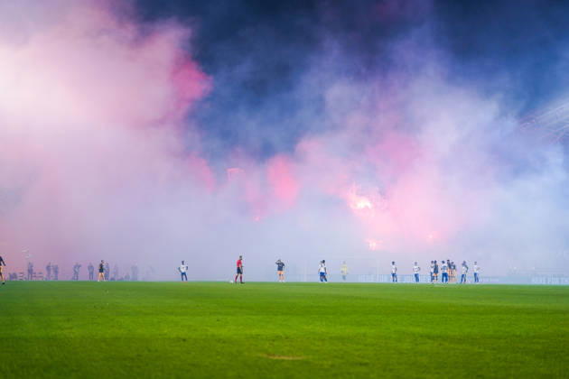 Fussball: Kroatien: UEFA Conference League 2026 2027 - 1. Runde, 15.10.2026 - HNK Hajduk Split vs. AFC Ajax Amsterdam - Stadion Poljud (Split, Kroatien); Spielunterbrechung aufgrund von starken Rauchs, Torcida Split Fans, Ultras werfen Bengalos aufs Spielfeld Copyright: xLUKAxKOLANOVICx