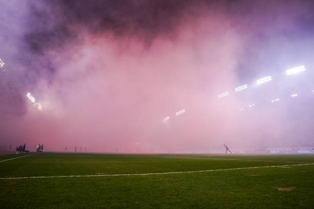 Fussball: Kroatien: UEFA Conference League 2026 2027 - 1. Runde, 15.10.2026 - HNK Hajduk Split vs. AFC Ajax Amsterdam - Stadion Poljud (Split, Kroatien); Spielunterbrechung aufgrund von starken Rauchs, Torcida Split Fans, Ultras werfen Bengalos aufs Spielfeld Copyright: xLUKAxKOLANOVICx