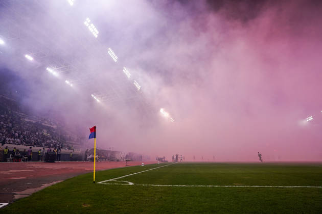 Fussball: Kroatien: UEFA Conference League 2026 2027 - 1. Runde, 15.10.2026 - HNK Hajduk Split vs. AFC Ajax Amsterdam - Stadion Poljud (Split, Kroatien); Spielunterbrechung aufgrund von starken Rauchs, Torcida Split Fans, Ultras werfen Bengalos aufs Spielfeld Copyright: xLUKAxKOLANOVICx