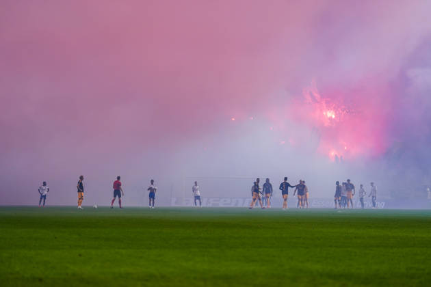 Fussball: Kroatien: UEFA Conference League 2026 2027 - 1. Runde, 15.10.2026 - HNK Hajduk Split vs. AFC Ajax Amsterdam - Stadion Poljud (Split, Kroatien); Spielunterbrechung aufgrund von starken Rauchs, Torcida Split Fans, Ultras werfen Bengalos aufs Spielfeld Copyright: xLUKAxKOLANOVICx