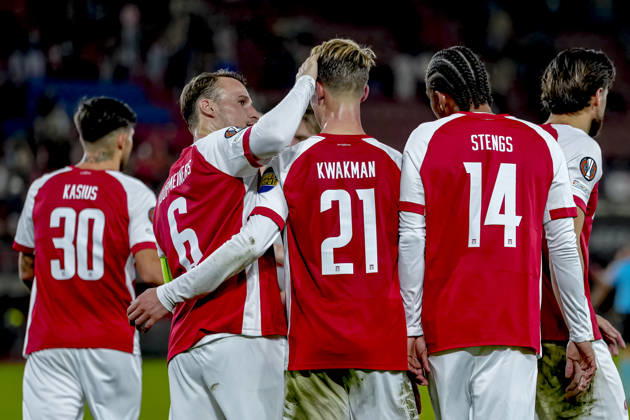 ALKMAAR - AZ Alkmaar midfielder Peer Koopmeiners, AZ Alkmaar midfielder Dave Kwakman during the UEFA Europa League match between AZ and Hapoel Beer-Sheva in AFAS stadion on 15 oktober 2026 in Alkmaar, Nederland. ED VAN DE POL EYE4IMAGES DeFodi Images -