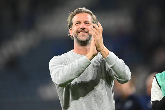 KAA Gent v AGF Aarhus - UEFA Conference League GENT, BELGIUM - OCTOBER 15 : De Mil Rik head coach of KAA Gent is greeting the supporters during the UEFA Conference League 2026 27 League Phase matchday 1 match between KAA Gent and AGF Aarhus on October 15, 2026 in Gent, Belgium, 15 10 2026 Gent Belgium  Copyright: xGvgx