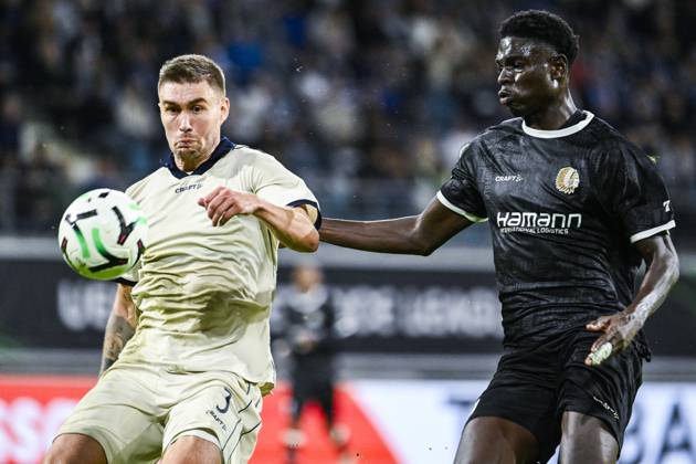 Aarhus Daniel Leo Gretarsson and Gent s Ibrahima Cisse pictured in action during a soccer game between Belgian KAA Gent and Danish Aarhus GF, Thursday 15 October 2026 in Gent, the opening match of the UEFA Conference League league phase. TOMxGOYVAERT  x189911631x