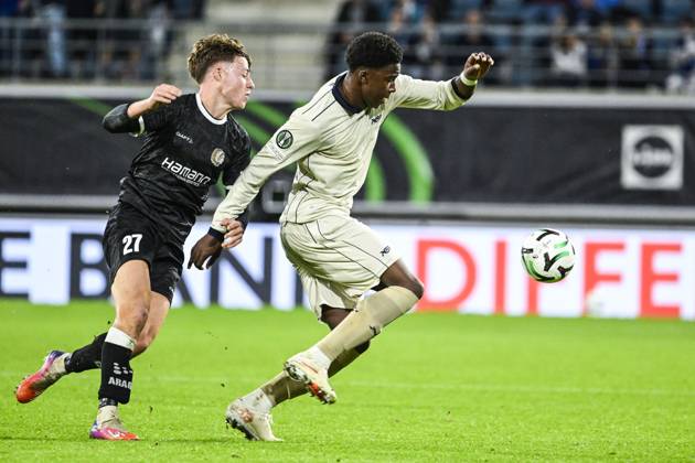 Gent s Tibe De Vlieger and Aarhus Stefen Tchamche pictured in action during a soccer game between Belgian KAA Gent and Danish Aarhus GF, Thursday 15 October 2026 in Gent, the opening match of the UEFA Conference League league phase. TOMxGOYVAERT  x189911845x