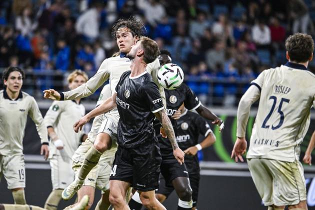 Aarhus Markus Solbakken and Gent s Siebe Van der Heyden pictured in action during a soccer game between Belgian KAA Gent and Danish Aarhus GF, Thursday 15 October 2026 in Gent, the opening match of the UEFA Conference League league phase. TOMxGOYVAERT  x189911883x