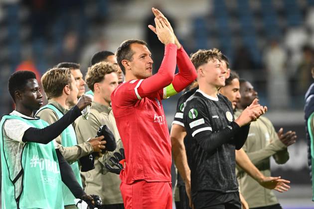 KAA Gent v AGF Aarhus - UEFA Conference League GENT, BELGIUM - OCTOBER 15 : Roef Davy goalkeeper of KAA Gent greets the supporters after the victory during the UEFA Conference League 2026 27 League Phase matchday 1 match between KAA Gent and AGF Aarhus on October 15, 2026 in Gent, Belgium, 15 10 2026 Gent Belgium  Copyright: xGvgx
