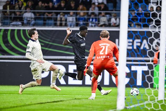 Aarhus Colin Rosler and Gent s Ibrahima Cisse pictured in action during a soccer game between Belgian KAA Gent and Danish Aarhus GF, Thursday 15 October 2026 in Gent, the opening match of the UEFA Conference League league phase. TOMxGOYVAERT  x189915139x