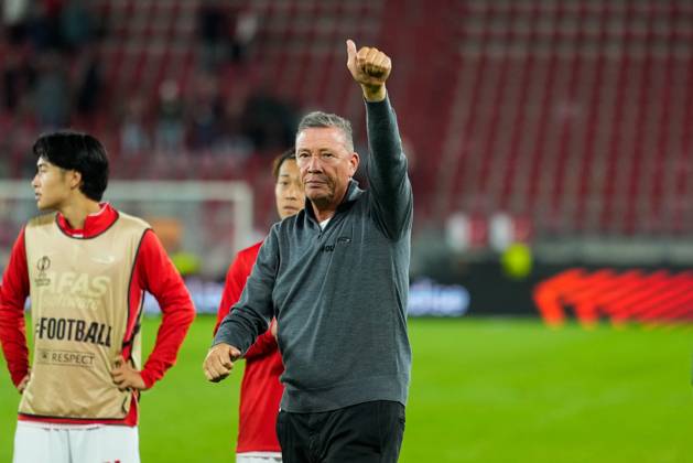 ALKMAAR , 15-10-2026, AFAS Stadion , season 2026 2027 , UEFA Europa League League phase , match between AZ and Hapoel Beer-Sheva , Picture shows celebration after the match by AZ coach Leeroy Echteld AZ - Hapoel Beer-Sheva x208453019x Copyright: