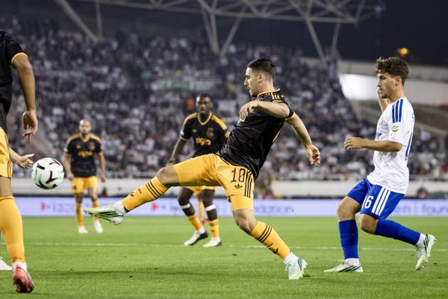 SPLIT - (lr) Oscar Gloukh of Ajax and Andjelo Sutalo of Hajduk Split during the Conference League match between Hajduk Split and Ajax at Stadion Poljud on 15 October 2026 in Split, Croatia. SONNY LENSEN ANP xVIxANPxSportx xxANPxIVx 572549179 originalFilename: 572549179.jpg
