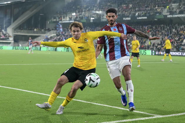 LKS 20261015 Julius Eskesen (L) of KuPS vies for the ball with Samet Akaydin of Trabzonspor during the football UEFA Conference League League Phase match between KuPS Kuopio and Trabzonspor in Tampere, Finland, on October 15, 2026. - MIKA KYLMÄNIEMI Tampere Finland 3HHZ_AdDpnY  Copyright: xMikaxKylmäniemix 3HHZ_AdDpnY