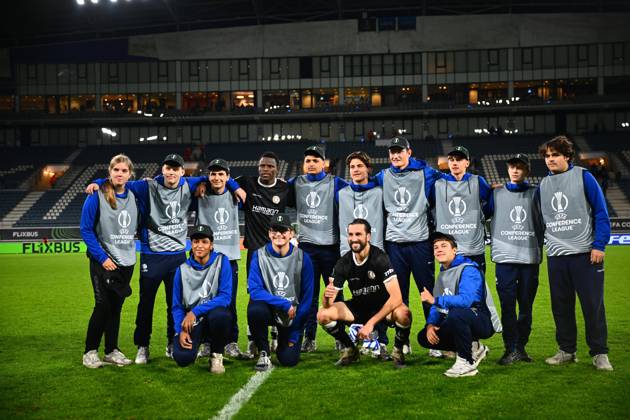KAA Gent v AGF Aarhus - UEFA Conference League GENT, BELGIUM - OCTOBER 15 : Burgess Christian defender of KAA Gent Goore Hyllarion Bi forward of KAA Gent posing with some ball boys during the UEFA Conference League 2026 27 League Phase matchday 1 match between KAA Gent and AGF Aarhus on October 15, 2026 in Gent, Belgium, 15 10 2026 Gent Belgium  Copyright: xGvgx