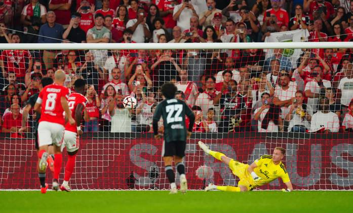 Jhon Duran of Benfica scores the opening goal from the penalty spot past Celtic goalkeeper Viljami Sinisalo Benfica v Celtic, UEFA Europa League, Football, Estadio da Luz, Lisbon, Portugal - 15 Oct 2026Lisbon Estadio da Luz Portugal  Copyright: xJavierxGarcia Shutterstockx 17218495q