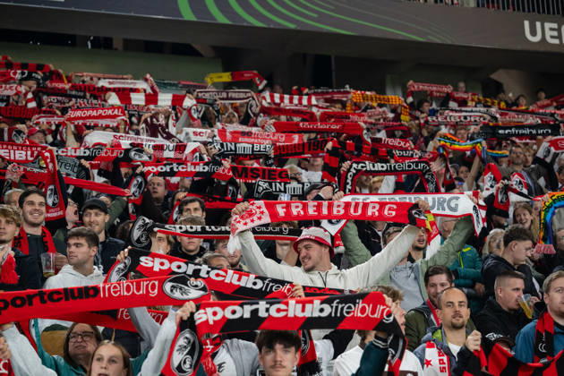 15.10.2026, xjyhynx, Fussball UEFA Conference League, SC Freiburg - FK Jablonec v.l. Fans des Heimvereins SC Freiburg Freiburg