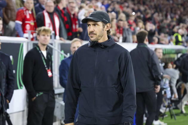 Julian Schuster (SC Freiburg, Trainer) vor Spielbeginn , Deutschland, Fussball, UEFA Conference League, 1. Spieltag, 2026 2027, SC Freiburg vs. FK Jablonec, 15.10.2026, Freiburg im Breisgau Stadion am Wolfswinkel Deutschland Copyright: xGrantxHubbsx