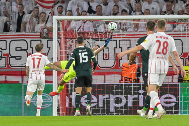 Jan Hanus (FK Jablonec, 01) versucht den Ball zu parieren. GER, SC Freiburg vs JK Jablonec, Fussball, Uefa Conference League, 1. Spieltag, Saison 2026 2027, 15.10.2026 GER, SC Freiburg vs JK Jablonec, Fussball, Uefa Conference League, 1. Spieltag, Saison 2026 2027, 15.10.2026 Freiburg Copyright: xEibner-Pressefotox EP_THS