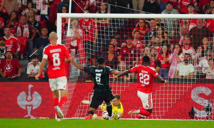 Celtic goalkeeper Viljami Sinisalo denies Jhon Duran of Benfica Benfica v Celtic, UEFA Europa League, Football, Estadio da Luz, Lisbon, Portugal - 15 Oct 2026Lisbon Estadio da Luz Portugal  Copyright: xJavierxGarcia Shutterstockx 17218495t