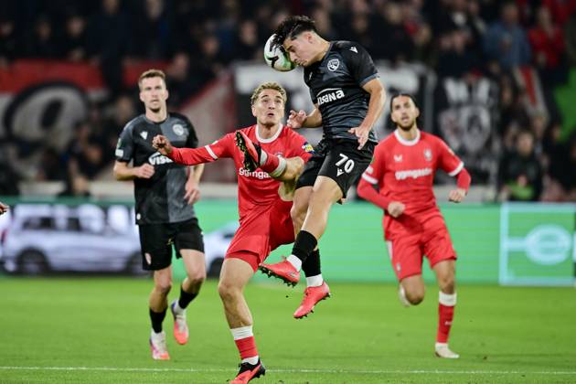 ENSCHEDE , 15Ã10-2026 , Stadium Grolsch Veste , season 2026 2027 , UEFA Conference League football , match between FC Twente and FC Thun , picture shows FC Twente player Aske Adelgaard vs FC Thun player Nils Reichmuth Twente - Thun  x208453805x Copyright: