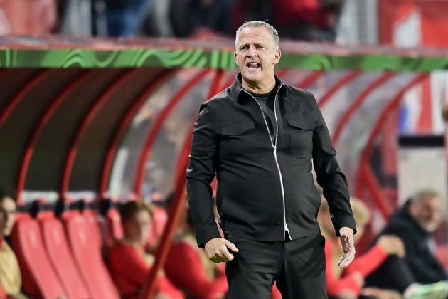 ENSCHEDE , 15Ã10-2026 , Stadium Grolsch Veste , season 2026 2027 , UEFA Conference League football , match between FC Twente and FC Thun , picture shows FC Twente trainer coach John van den Brom Twente - Thun  x208453838x Copyright: