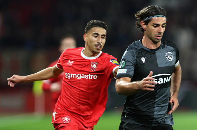 ENSCHEDE - FC Twente forward Younes Taha with FC Thun defender Jan Bamert during the UEFA Conference League match between FC Twente and FC Thun in Grolsch Veste on 15 oktober 2026 in Enschede, Nederland. PETER LOUS EYE4IMAGES DeFodi Images -