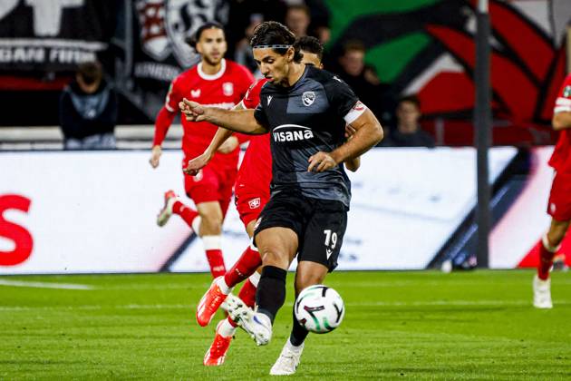 ENSCHEDE - Jan Bamert of FC Thun passes the ball during the UEFA Conference League match between FC Twente and FC Thun at De Grolsch Veste on October 15, 2026 in Enschede, the Netherlands. WART BRINKERHOF ANP UEFA Conference League 2026 27 xVIxANPxSportx xMarcelxterxBalsxIVx 572552176 originalFilename: 572552176.jpg