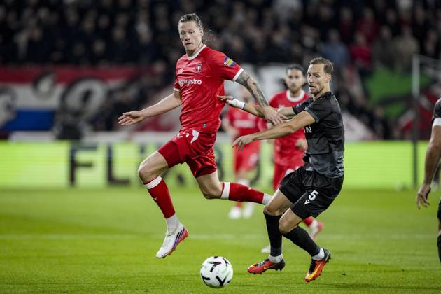 ENSCHEDE - (lr) Wout Weghorst of FC Twente and Nicolas Bürgy of FC Thun during the Conference League match between FC Twente and FC Thun at De Grolsch Veste stadium on 15 October 2026 in Enschede, the Netherlands. TOBIAS KLEUVER ANP xVIxANPxSportx xxANPxIVx 572551765 originalFilename: 572551765.jpg