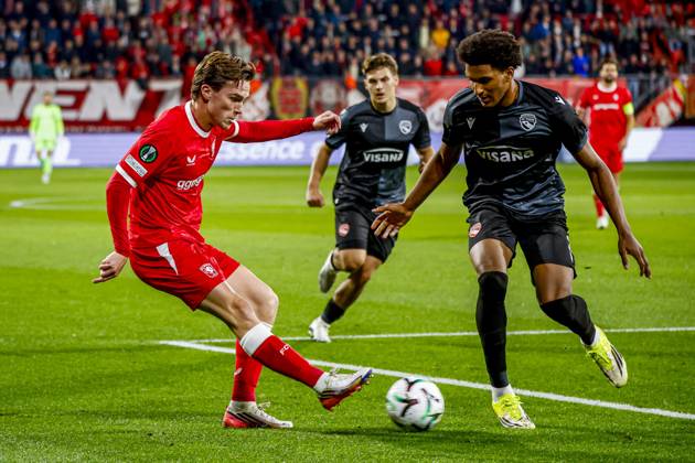 ENSCHEDE - Daan Rots of FC Twente passes the ball under pressure from Olivier Mambwa of FC Thun during the UEFA Conference League match between FC Twente and FC Thun at De Grolsch Veste on October 15, 2026 in Enschede, the Netherlands. WART BRINKERHOF ANP UEFA Conference League 2026 27 xVIxANPxSportx xMarcelxterxBalsxIVx 572552309 originalFilename: 572552309.jpg